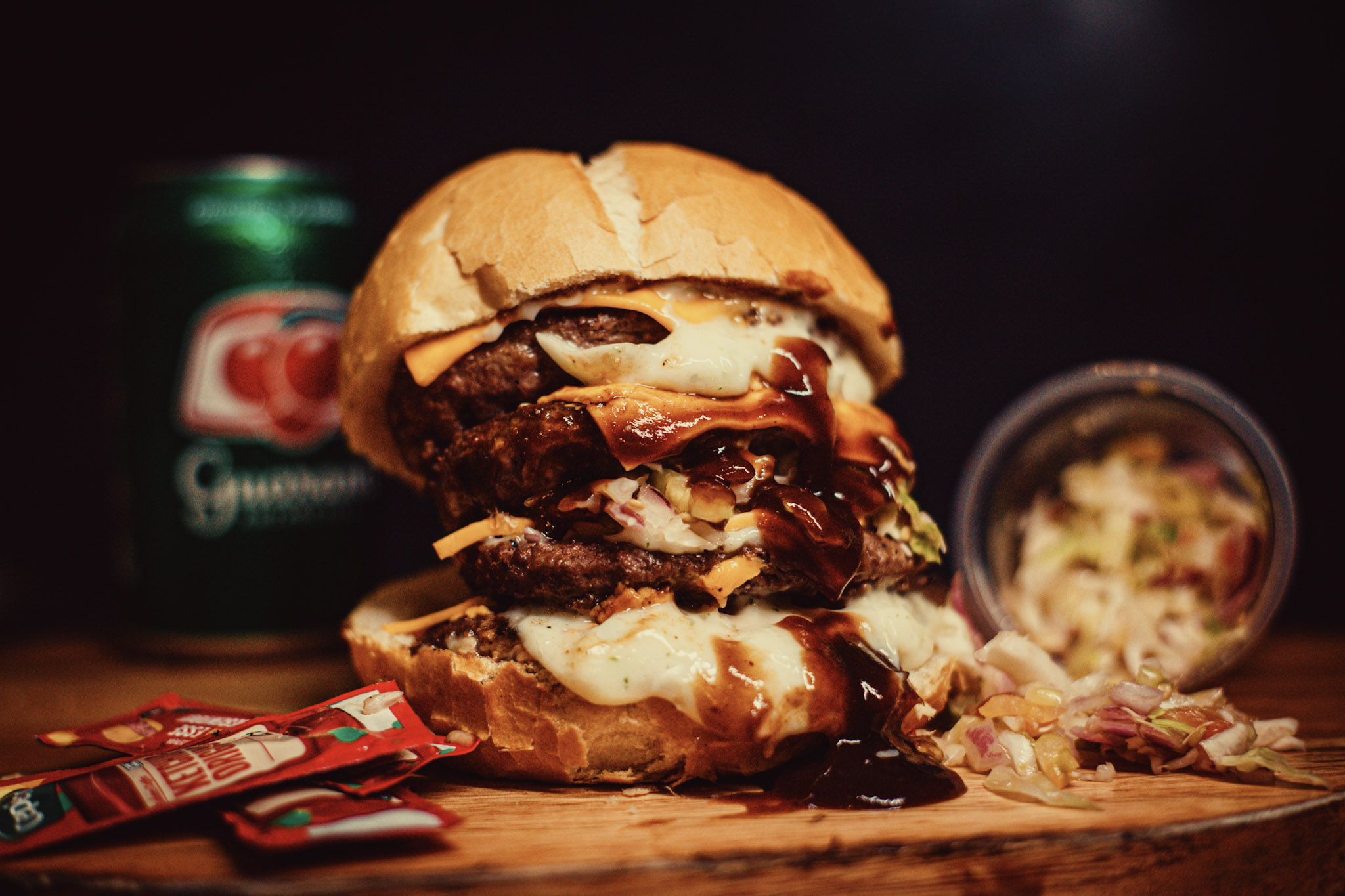 Hambúrguer artesanal Chico Grill com cheddar cremoso